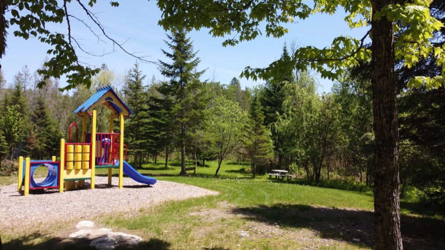 Module de jeux pour enfants sur le terrain commun