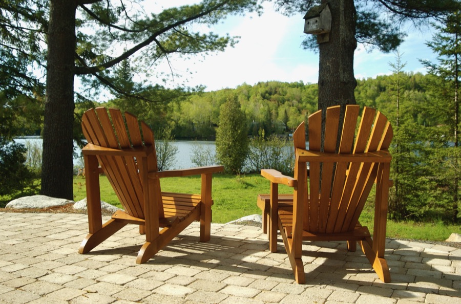 Chaises Adirondack face au lac Grenier