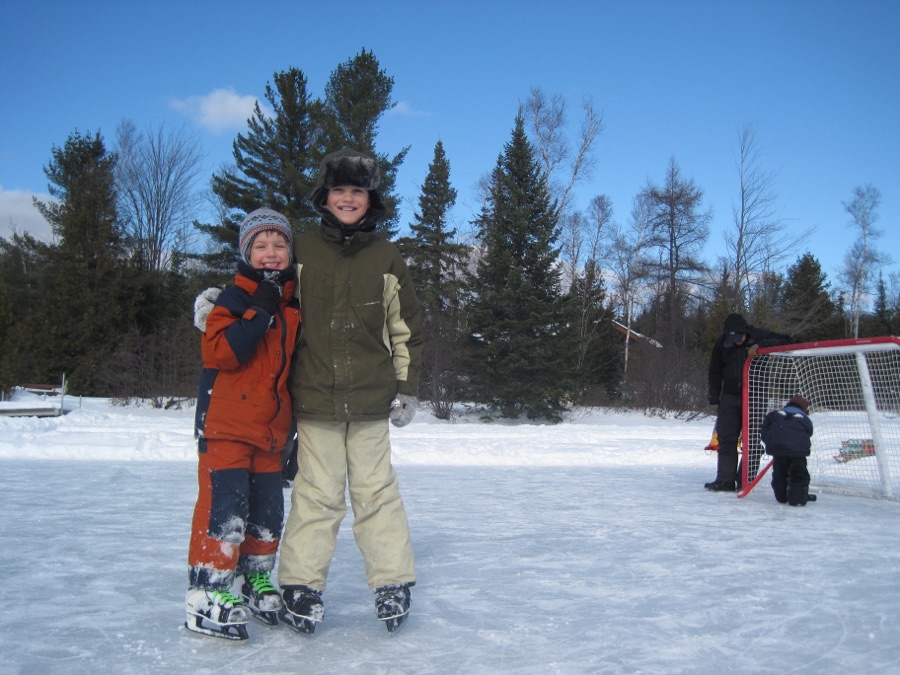 Enfants patinant sur la patinoire extérieure